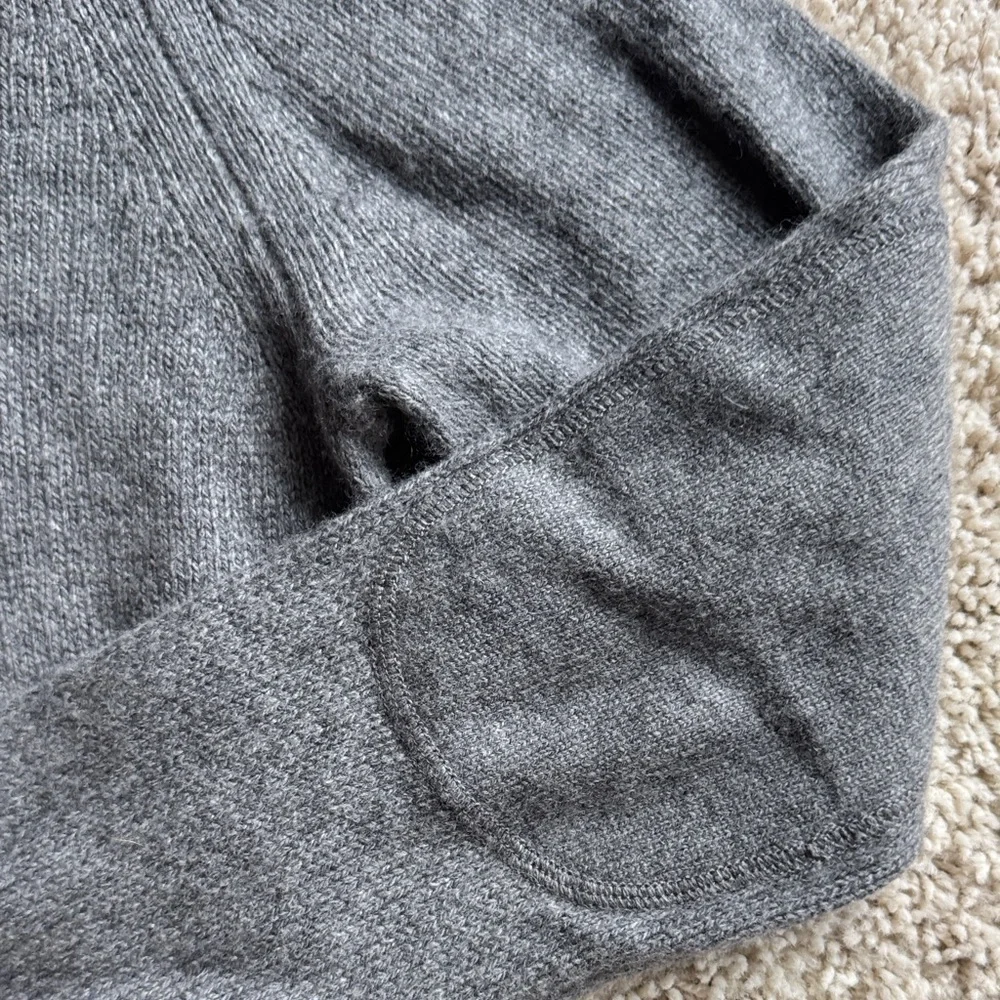 Banana Republic Dark Gray V-Neck Sweater with Elbow Patches Men’s M EUC